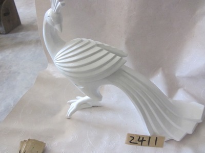 精致典雅的白孔雀——树脂陶瓷工艺品赏析与市场信息